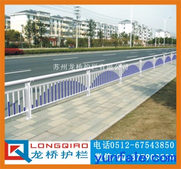 江苏广场道路隔离护栏 道路中央隔离分流护栏 龙桥护栏生产
